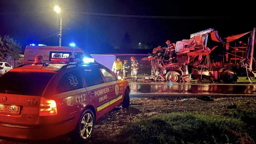 Două tiruri s-au ciocnit frontal pe DN25, în județul Galați