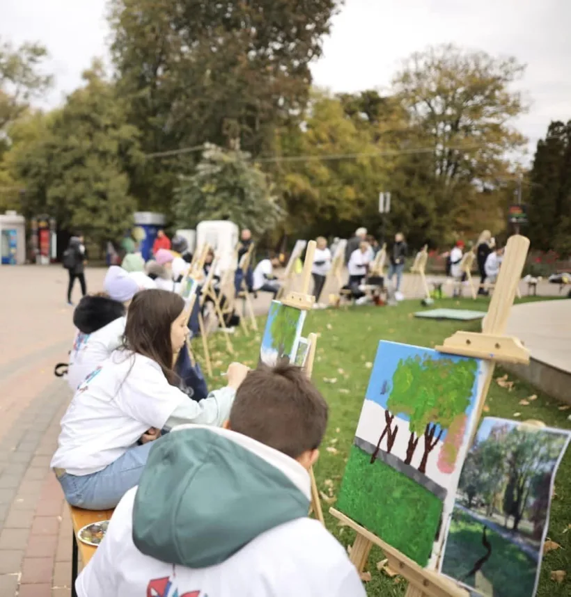 Culoare și creativitate în Grădina Publică din Galați, în cadrul unui flashmob de pictură
