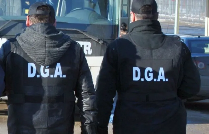 O femeie din Galați le-a oferit bani din aur polițiștilor care îi anchetau fiul acuzat de viol