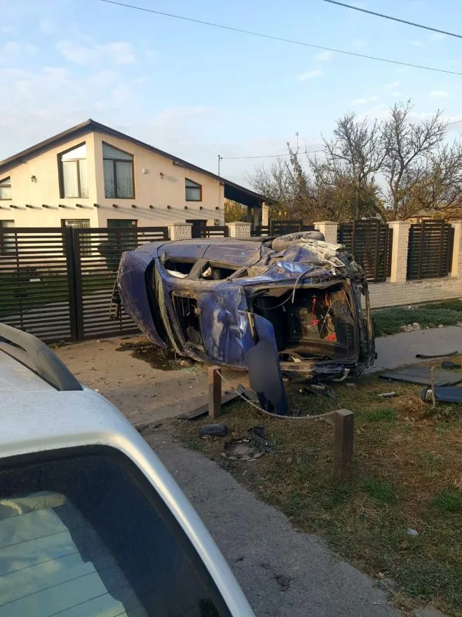 Un șofer de 21 de ani s-a răsturnat de mai multe ori cu mașina