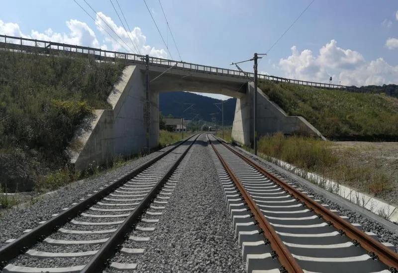 Trenul de pasageri Galați-Bârlad a lovit un TIR