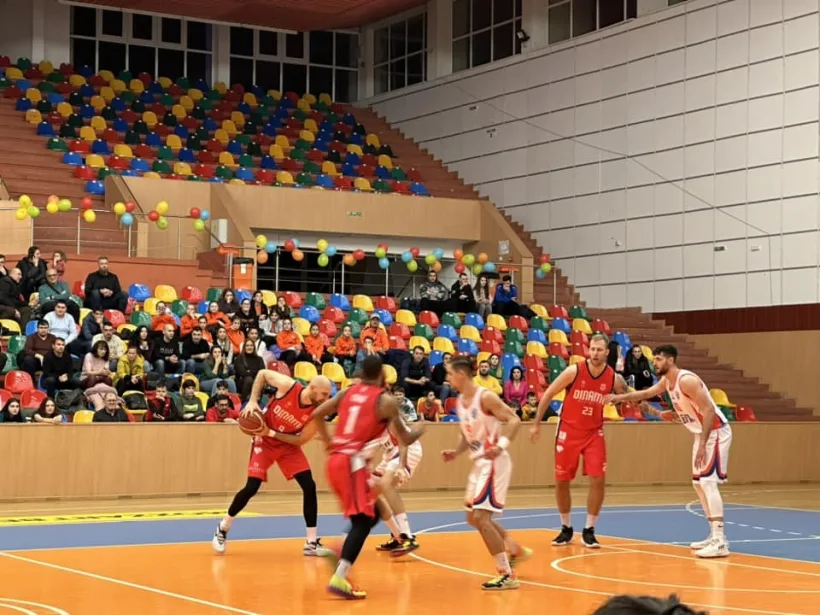 Baschetbaliştii de la CSM Galaţi au pierdut greu pe teren propriu cu Dinamo