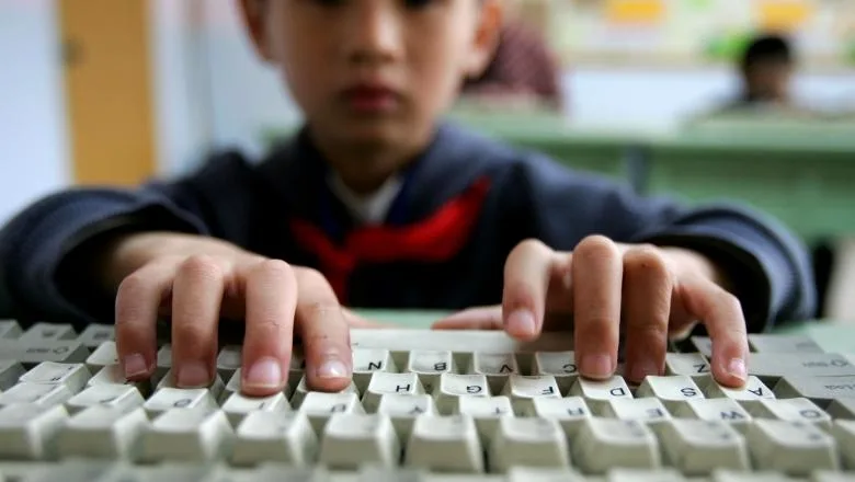 Elevii și studenții din familii cu posibilități reduse pot primi 200 de euro ca să-și cumpere calculatoare