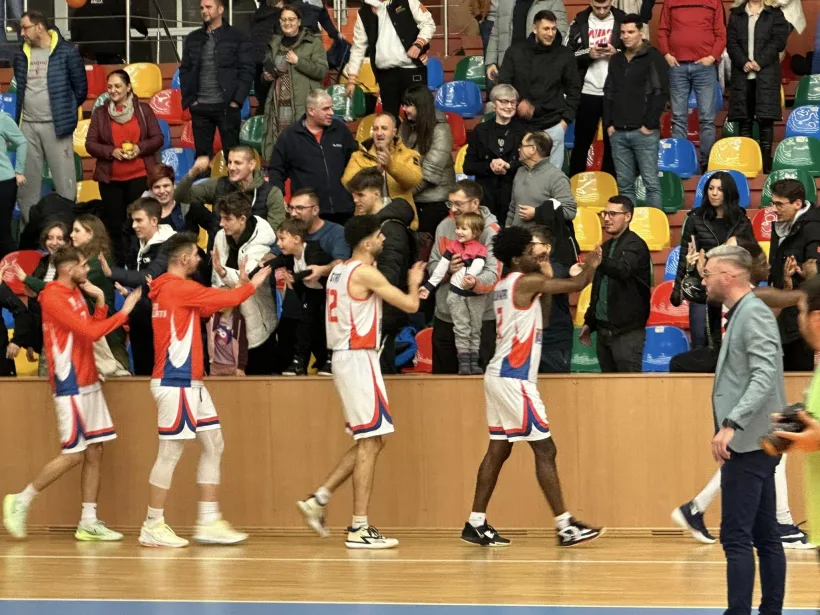 Baschetbaliştii lui Florin Nini au învins la un punct Steaua şi au urcat pe primul loc