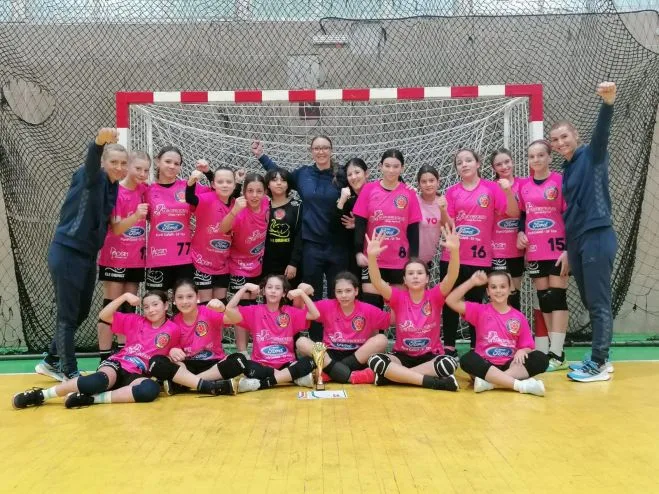 Junioarele de la Viitorul Oţelul şi ACS Lucian Bute se obişnuiesc cu medaliile