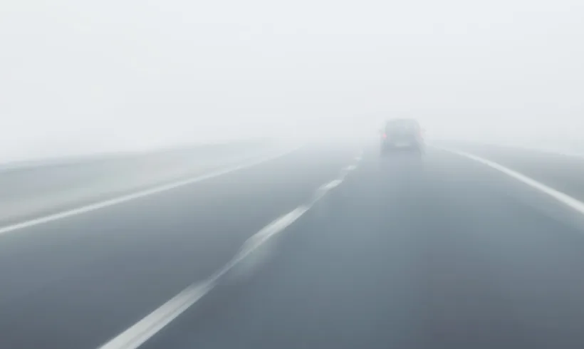 Cod galben de ceaţă densă, burniţă şi polei în 10 judeţe