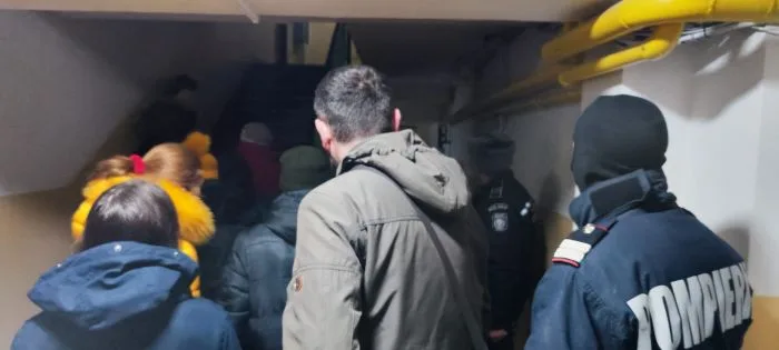 VIDEO Incendiu într-un bloc cu opt etaje din Galați: 60 de persoane au fost evacuate