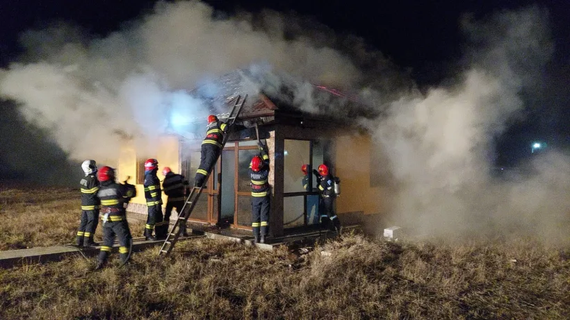 Incendiu la o casă din comuna Tulucești