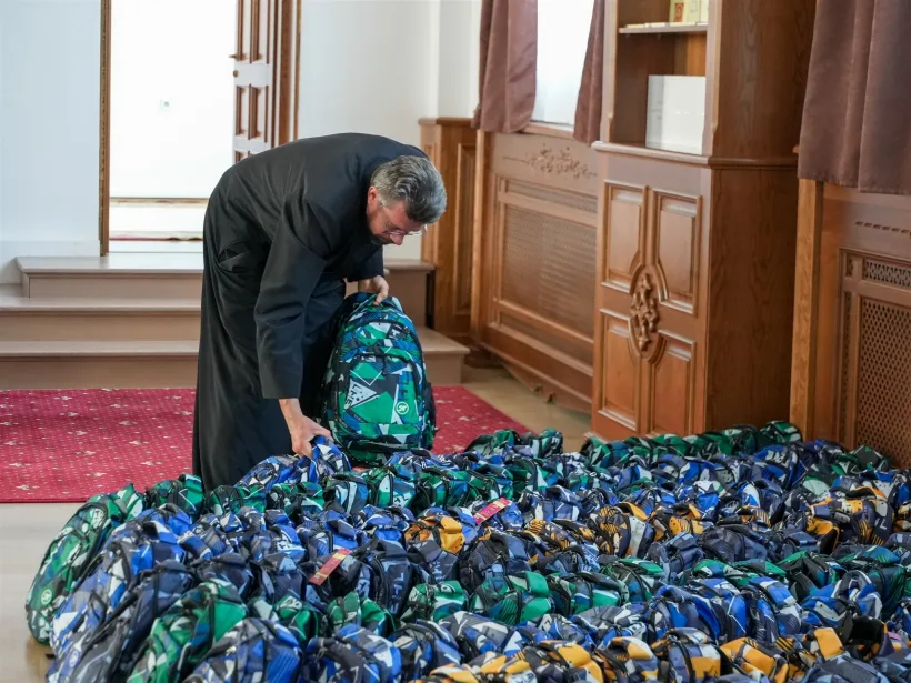 Arhiepiscopia Dunării de Jos oferă 3.300 de ghiozdane complet echipate pentru copii nevoiași din Galați și Brăila