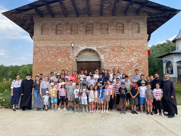 O zi de bucurie și credință pentru copiii din protopopiatul Tecuci: Proiectul „Vacanța din pridvorul bisericii”, desfășurat la Mănăstirea Cârlomănești