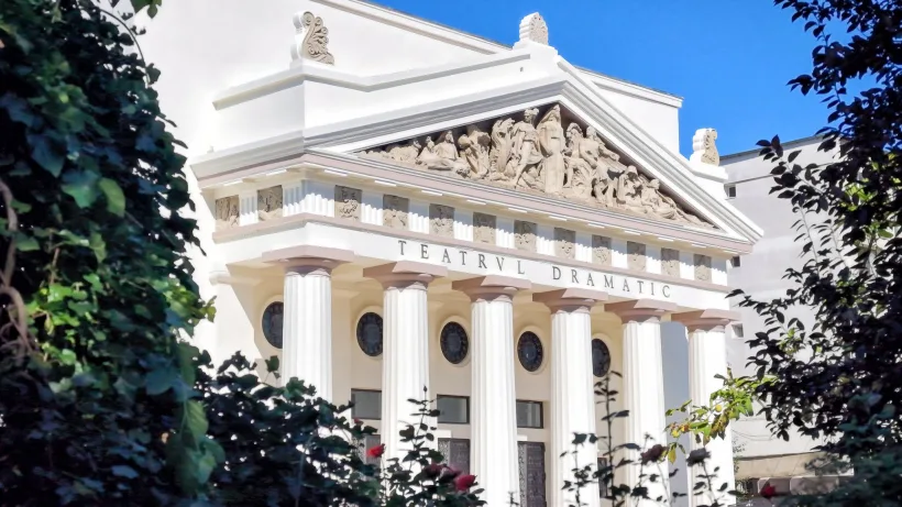 O clădire-simbol a Galațiului își schimbă înfățișarea. Teatrul Dramatic, aproape de finalul renovării