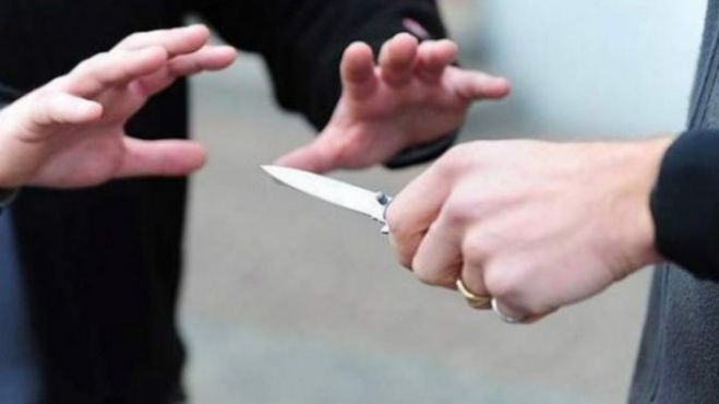 Tânăr din Galați, amenințat cu cuțitul în stația de autobuz de un bărbat băut