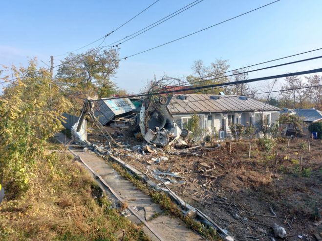 VIDEO Un șofer de tir din Ucraina a adormit la volan și a distrus curtea unei case din comuna Tulucești