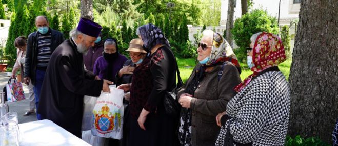 Arhiepiscopul Dunării de Jos a luat masa cu nevăzătorii