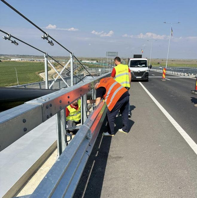 Podul suspendat peste Dunăre: 35.000 din cele 100.000 de şuruburi ale parapetului, verificate