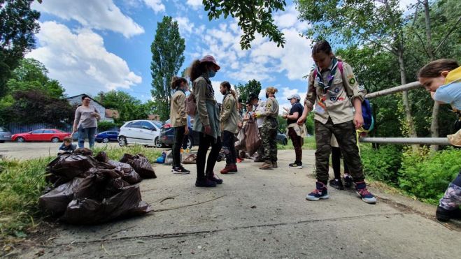 Tinerii cercetași gălățeni  au colectat peste 200 kg de deșeuri de pe malul Dunării
