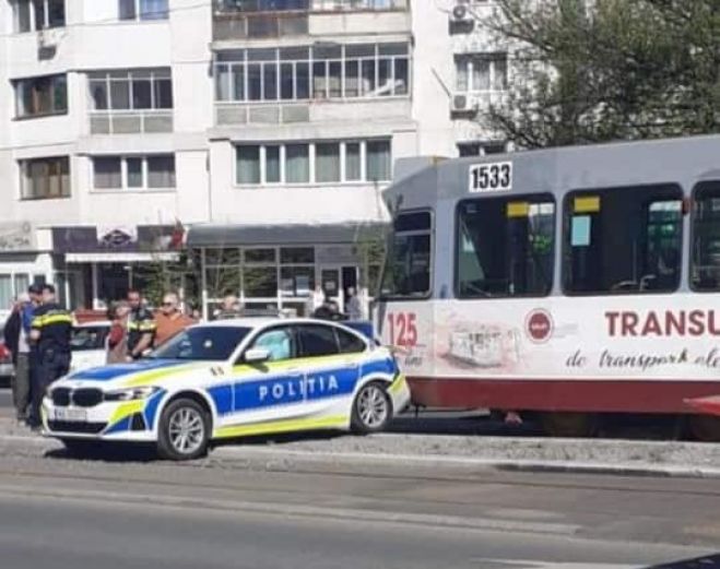 O autospecială BMW de poliție a fost lovită de un tramvai, pe un bulevard din Galați