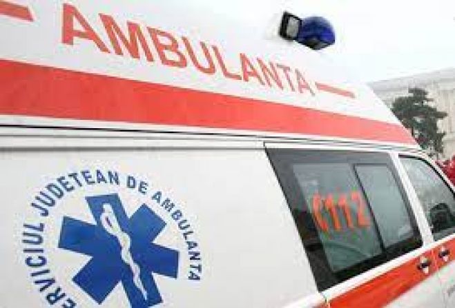 O ambulanță aflată în misiune a accidentat mortal un pieton